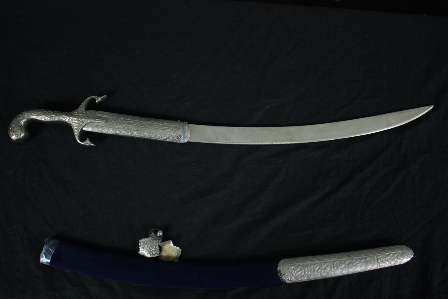A ceremonial Indian sword with a velvet covered scabbard. The clasp is loose and will need - Image 7 of 7