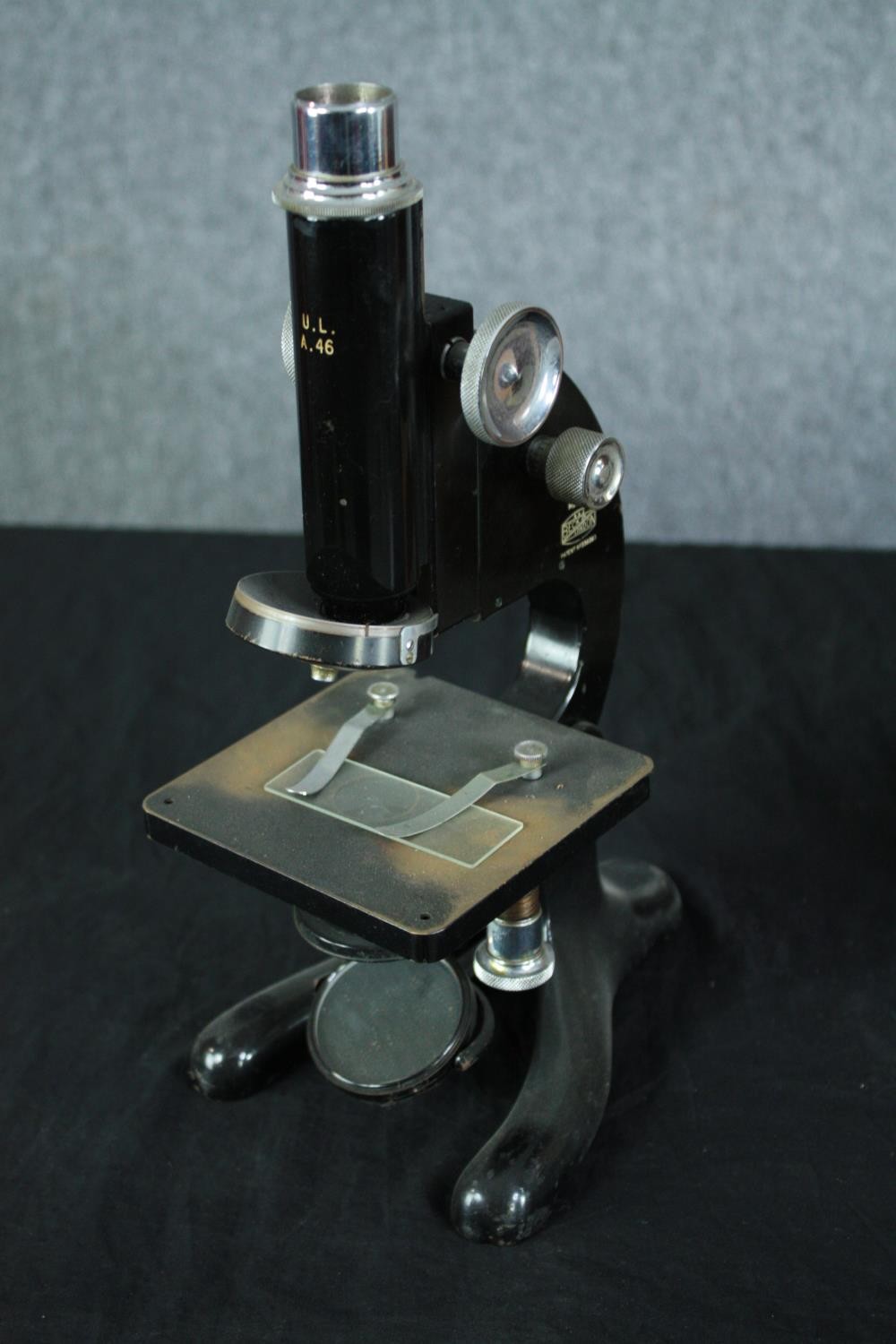 A boxed microscope made by Beck London. Model 29. Finished in black enamel. Made between circa 1925. - Image 6 of 7