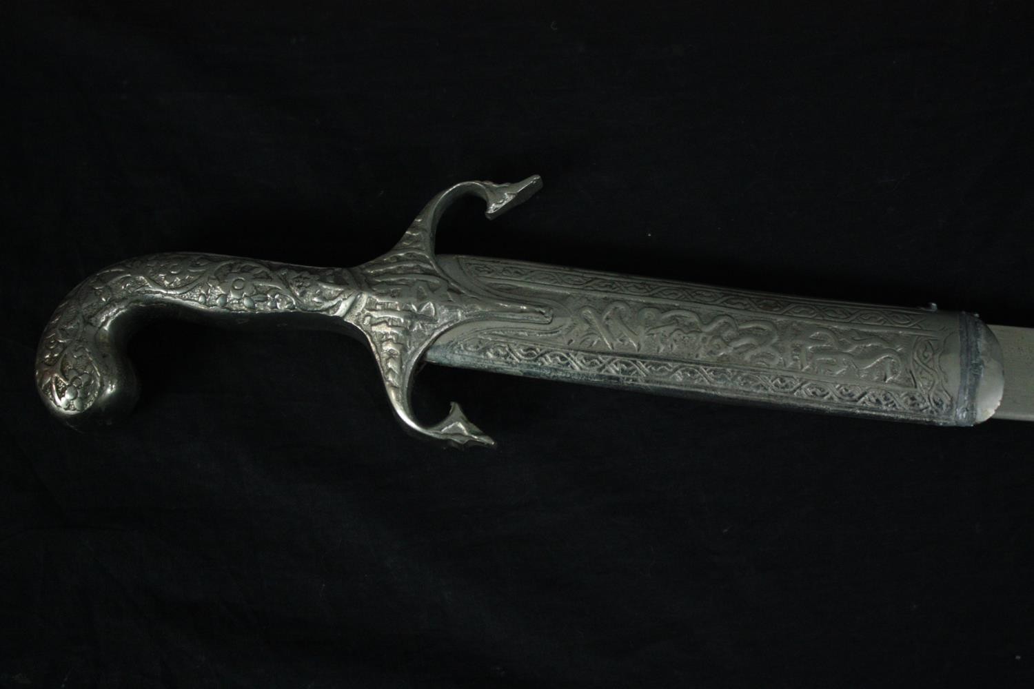 A ceremonial Indian sword with a velvet covered scabbard. The clasp is loose and will need - Image 6 of 7