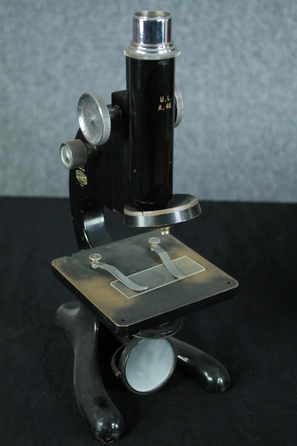 A boxed microscope made by Beck London. Model 29. Finished in black enamel. Made between circa 1925. - Image 5 of 7