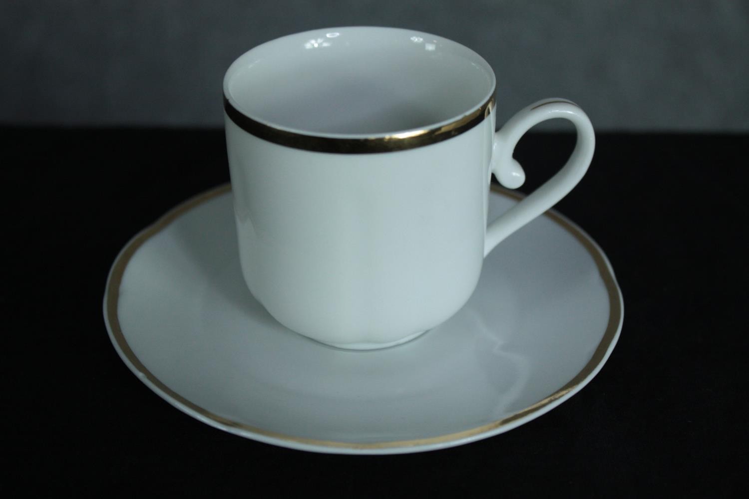 Tea and coffee set. Made in China for export. Ten cups and saucers, two coffee cups, seven side - Image 3 of 6