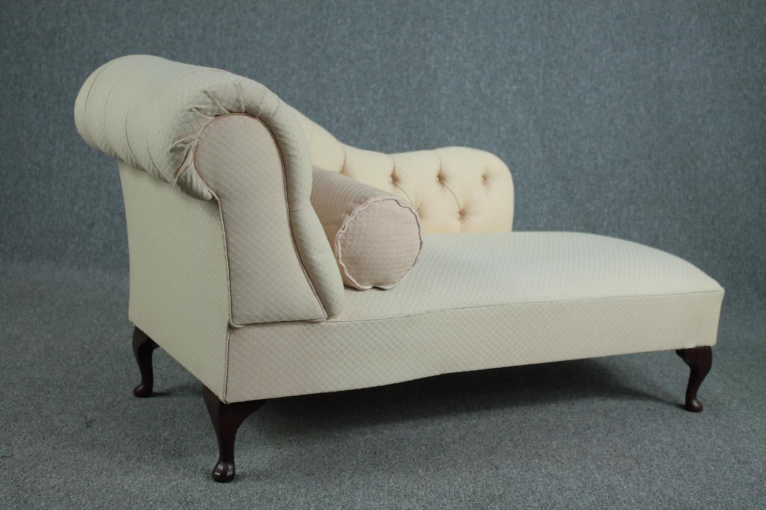A 19th century style upholstered chaise longue. H.95 W.125 D.60cm. - Image 5 of 6