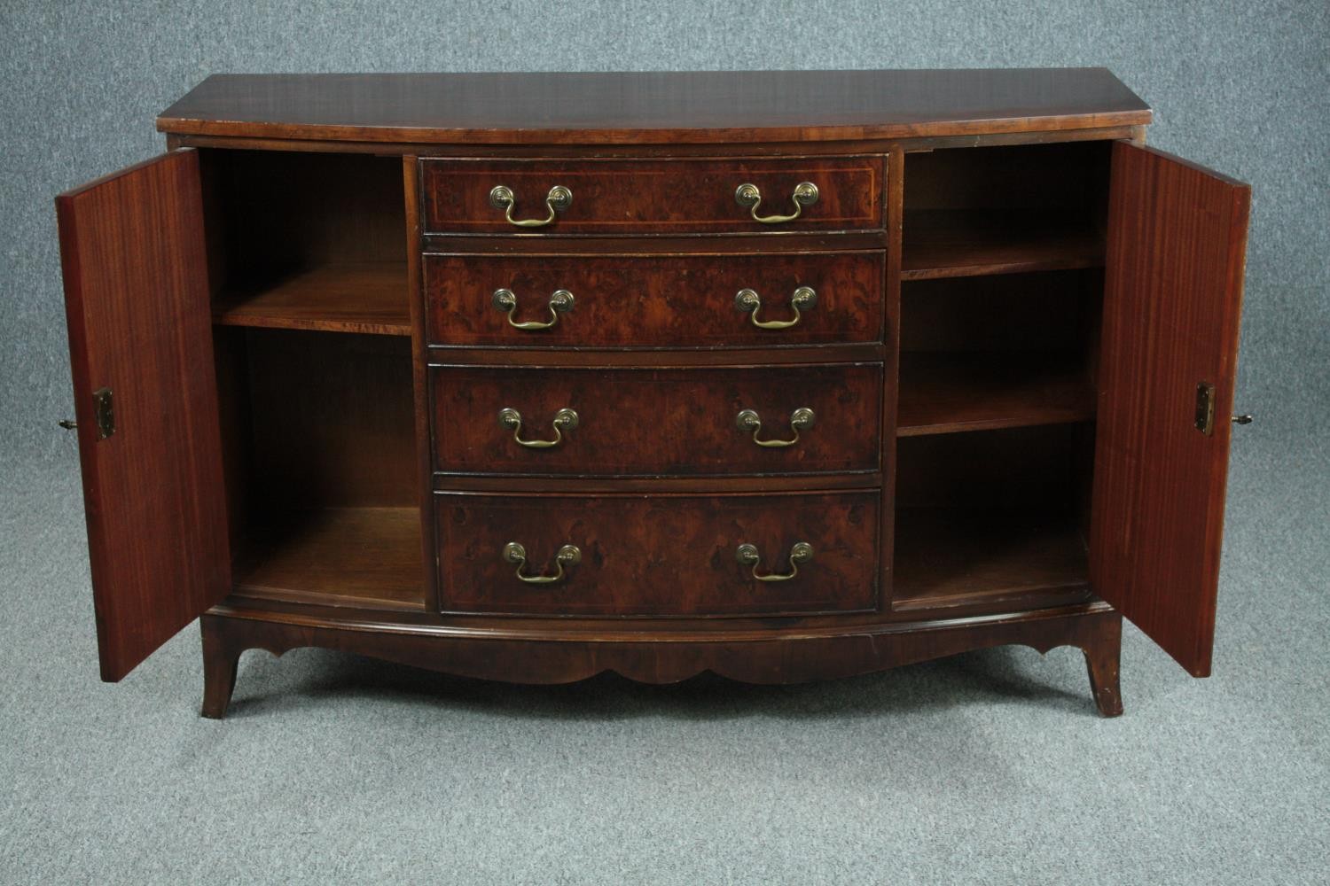 Sideboard, Georgian style walnut. H.87 W.130 D.46cm. - Image 4 of 6