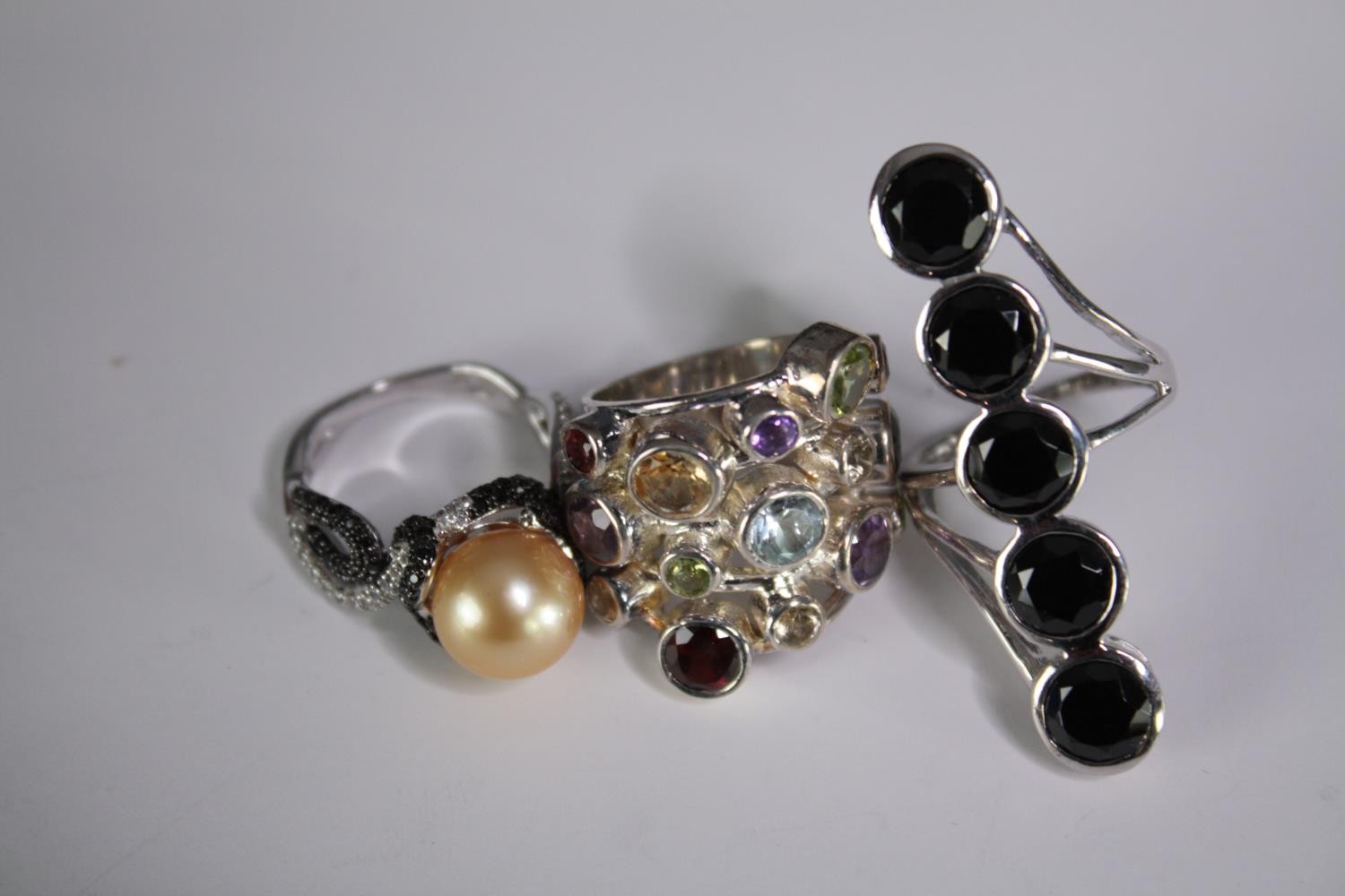 A collection of ten silver gem-set rings of various designs. Set with peridot, pearl, amethyst and - Image 3 of 5