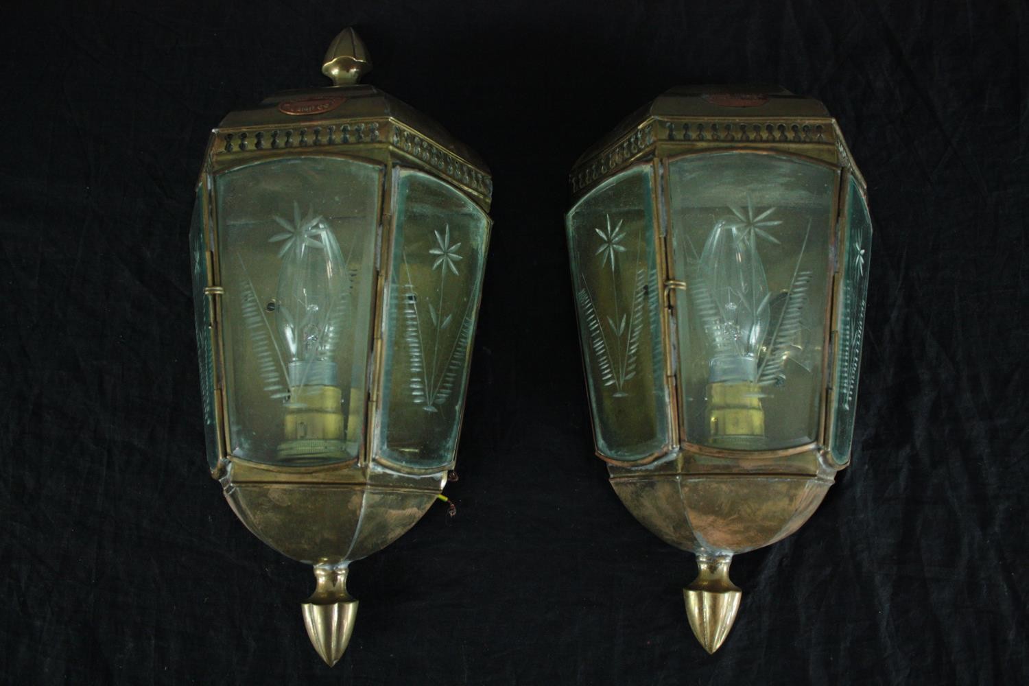 The Limehouse Lamp Co. A pair of restored sconce lamps with original etched glass panels. H.41cm. ( - Image 2 of 6