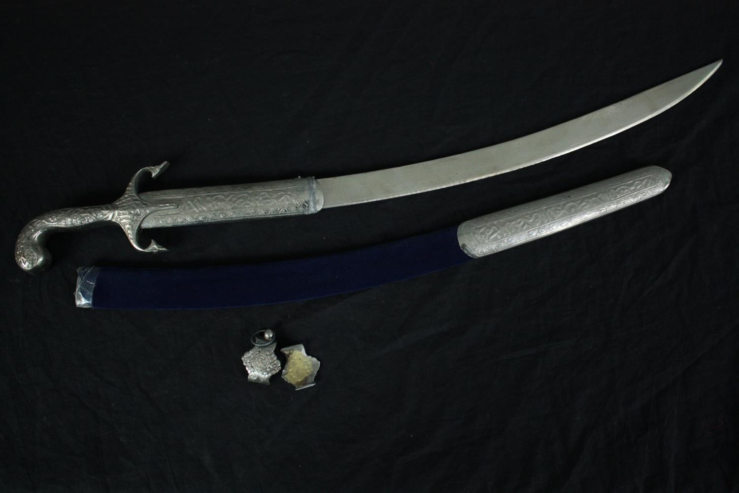 A ceremonial Indian sword with a velvet covered scabbard. The clasp is loose and will need - Image 5 of 7