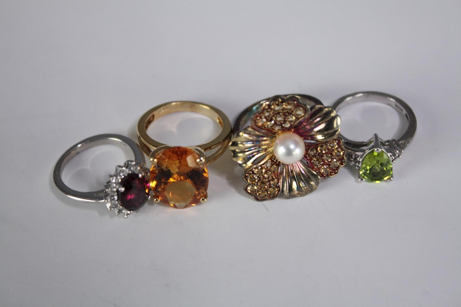 A collection of ten silver gem-set rings of various designs. Set with peridot, Tourmaline, - Image 4 of 5