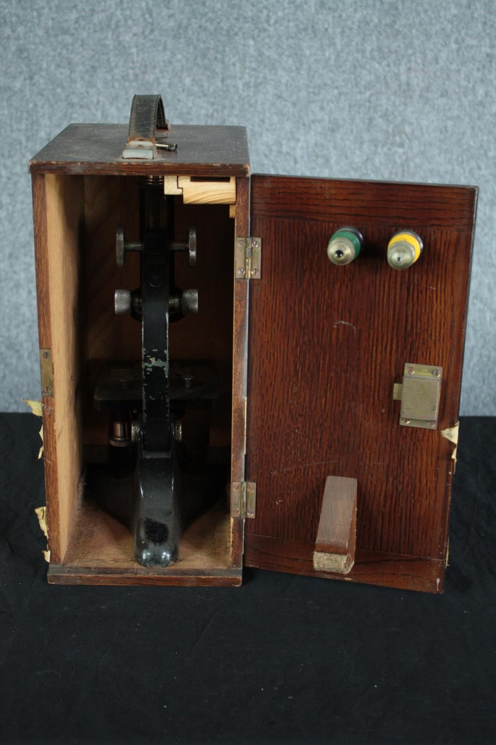 A boxed microscope made by Beck London. Model 29. Finished in black enamel. Made between circa 1925. - Image 3 of 7