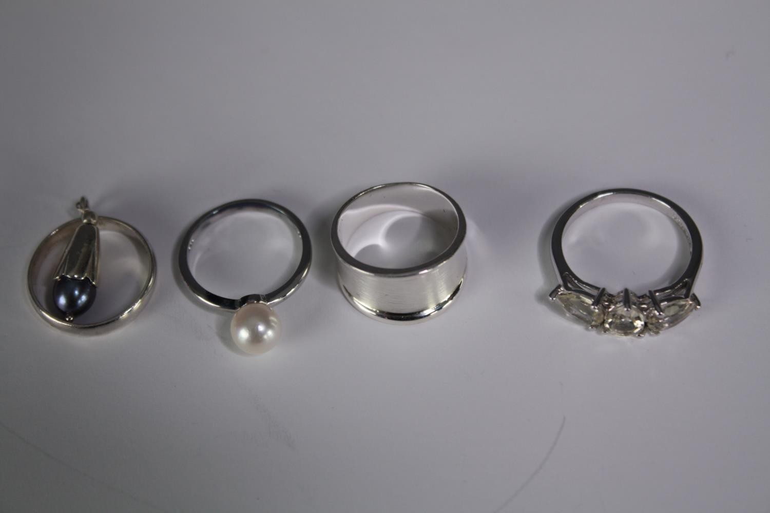 A collection of ten silver gem-set rings of various designs. Set with amber, opal, amethyst and - Image 4 of 4