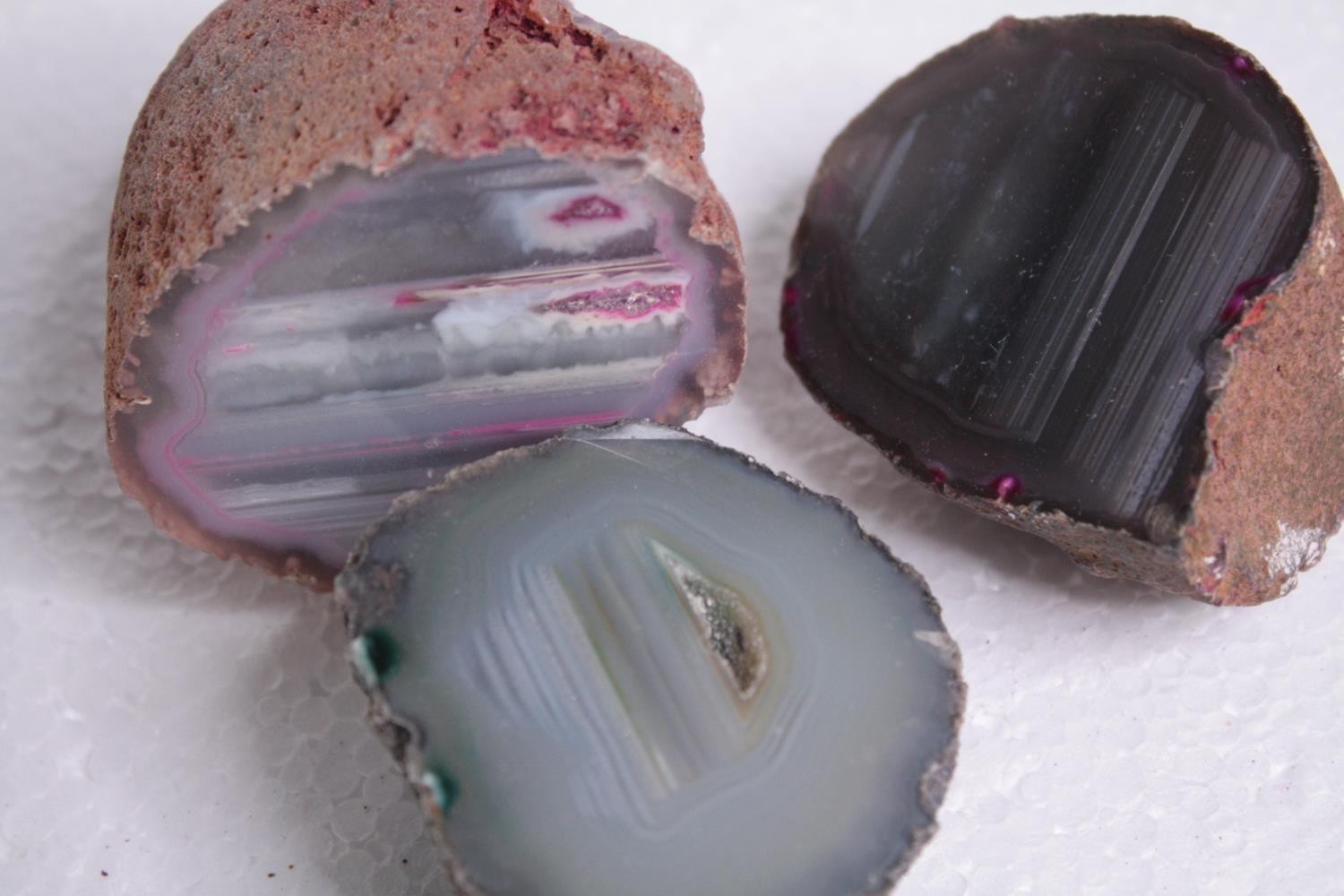 A collection of twelve agate geodes and slices, some dyed. H.9 W.5cm. (largest) - Image 5 of 6