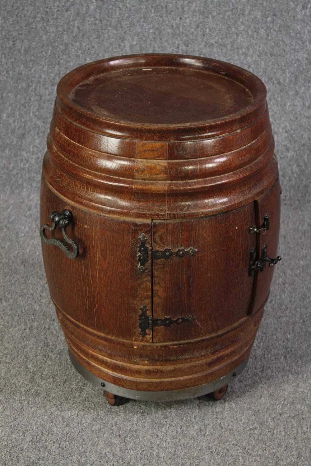 Cupboard, vintage Continental oak in the form of a barrel. H.62 Dia.40cm. - Image 3 of 4