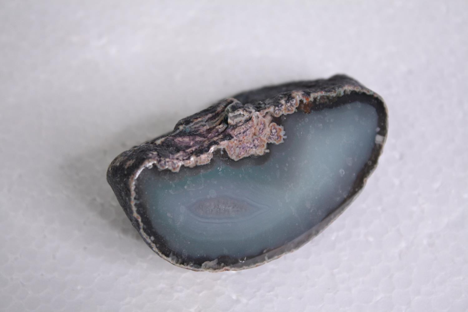 A collection of twelve agate geodes and slices, some dyed. H.9 W.5cm. (largest) - Image 3 of 6