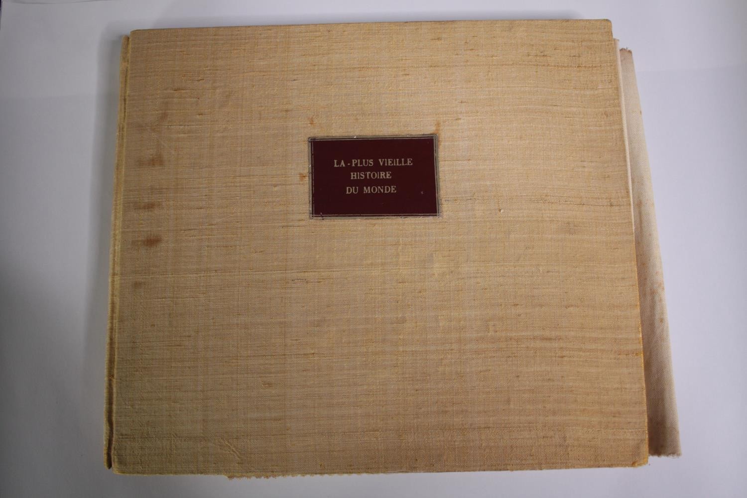 La Plus Vieille Histoire du Monde. Scarce batik-printed fabric children's book. H.23 W.26 cm.
