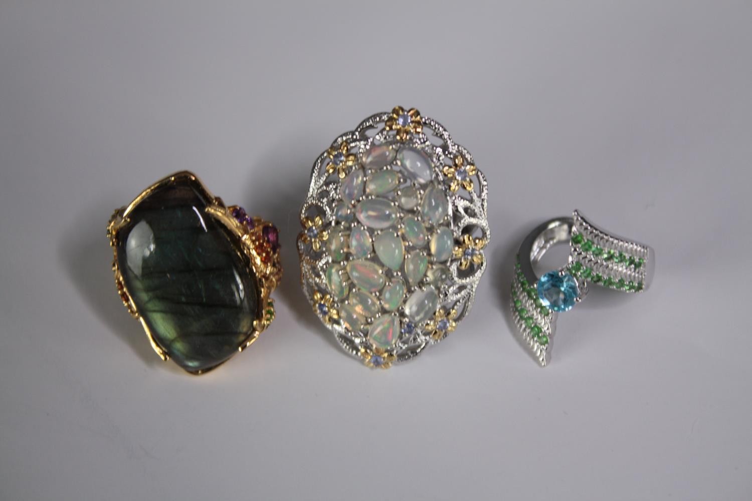 A collection of ten silver gem-set rings of various designs. Set with peridot, Labradorite, amethyst - Image 4 of 5