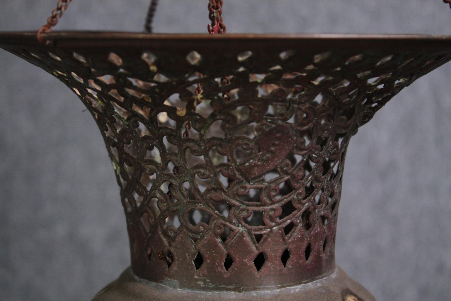 An Arabic pierced copper ceiling lantern. With a chain support. Aged with a patina. H.42cm. - Image 3 of 4