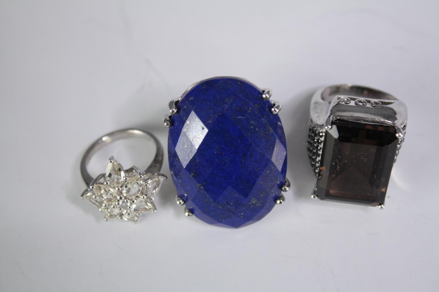 A collection of ten silver gem-set rings of various designs. Set with peridot, Tanzanite, Lapis - Image 3 of 5