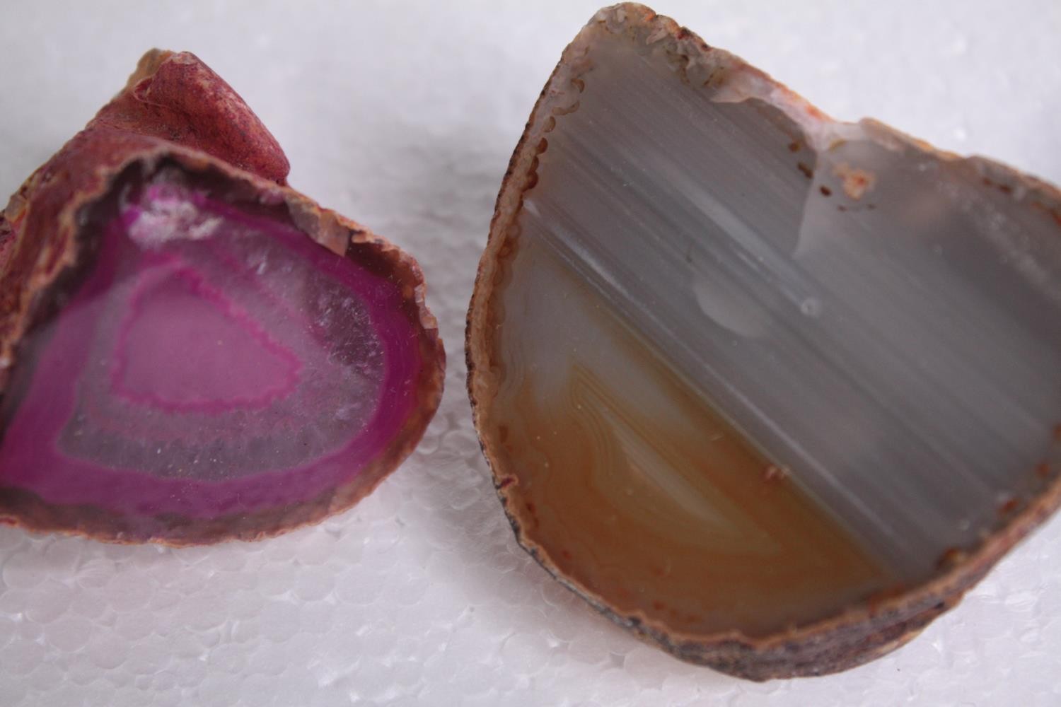 A collection of twelve agate geodes and slices, some dyed. H.9 W.5cm. (largest) - Image 4 of 6