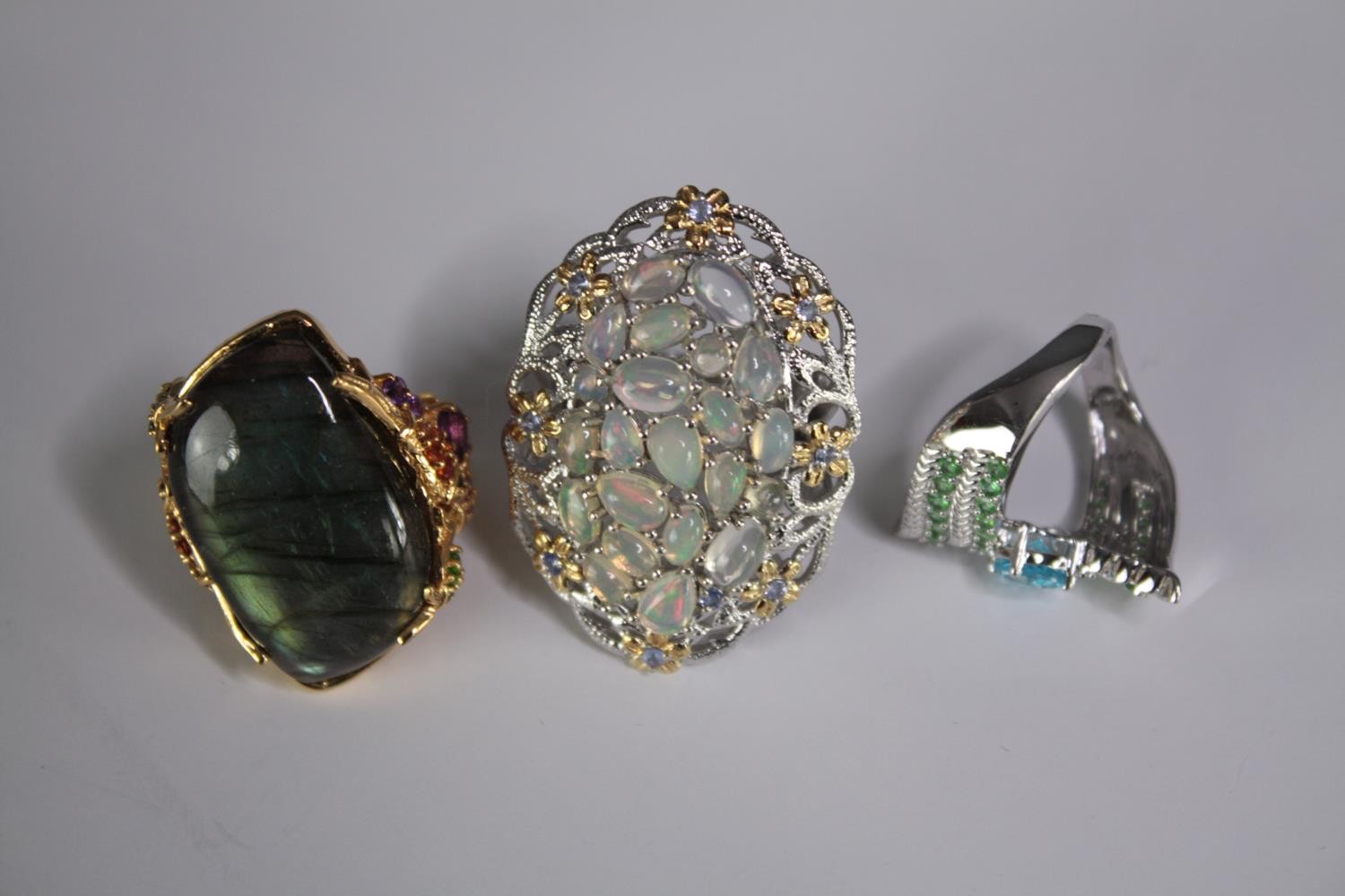 A collection of ten silver gem-set rings of various designs. Set with peridot, Labradorite, amethyst - Image 3 of 5