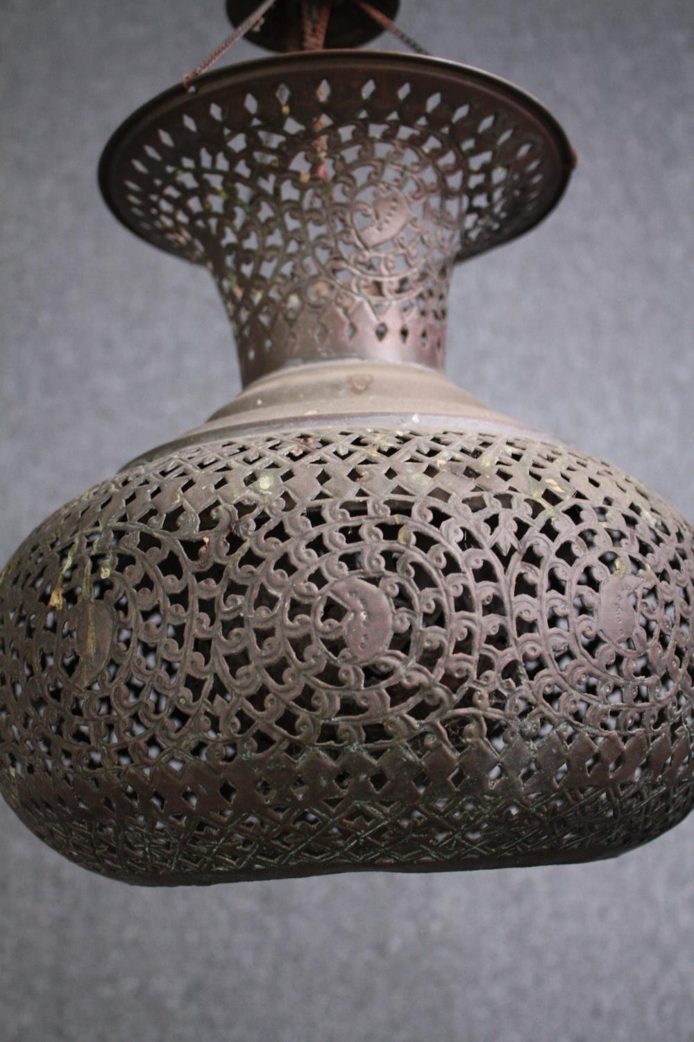 An Arabic pierced copper ceiling lantern. With a chain support. Aged with a patina. H.42cm. - Image 4 of 4