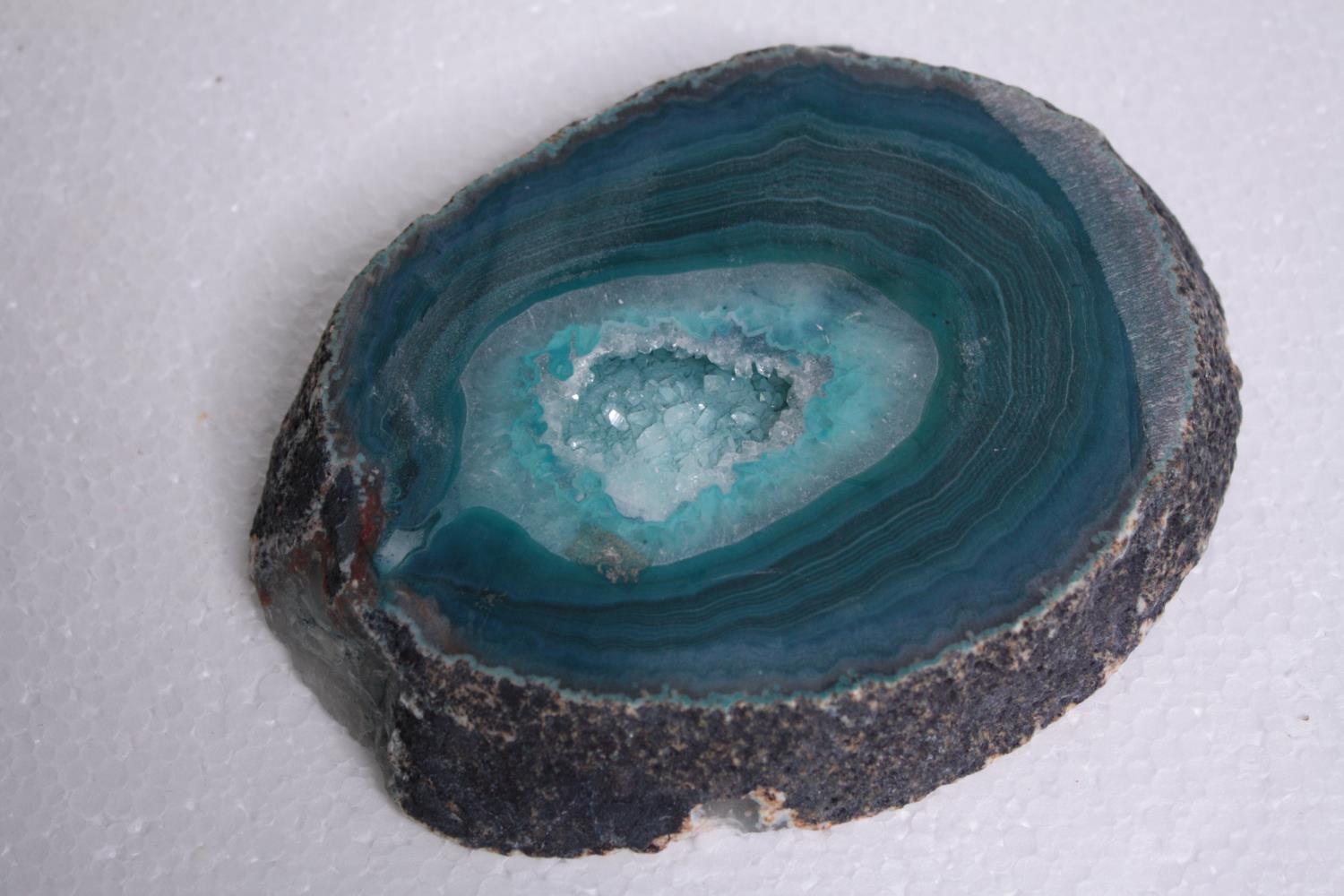 A collection of six Agate geodes and slices, some dyed. H.10 W.14cm. (largest) - Image 6 of 7