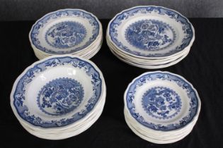 A set of Mason's Willow plates. Spode. Blue and white with light scalloped edges. Plates, bowls
