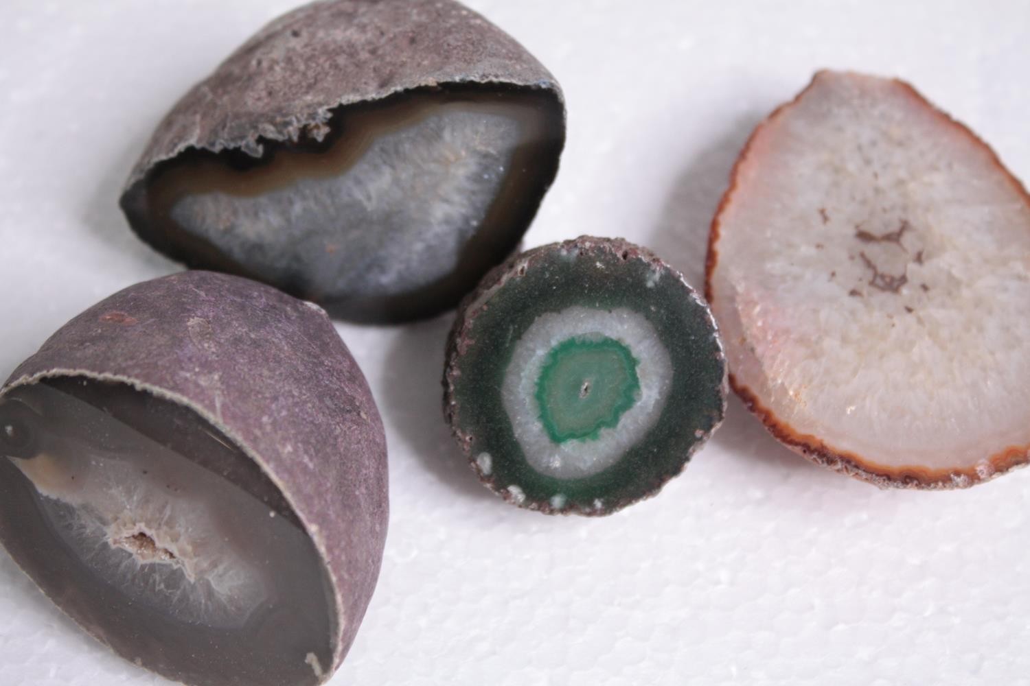A collection of twelve agate geodes and slices, some dyed. H.9 W.5cm. (largest) - Image 6 of 6
