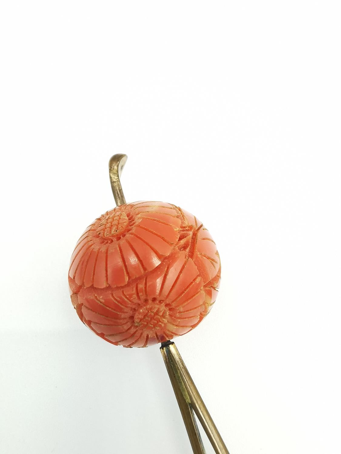 An orange velvet cased 1930s carved coral Bakelite floral design Kanzashi hair pin and string of - Image 5 of 12