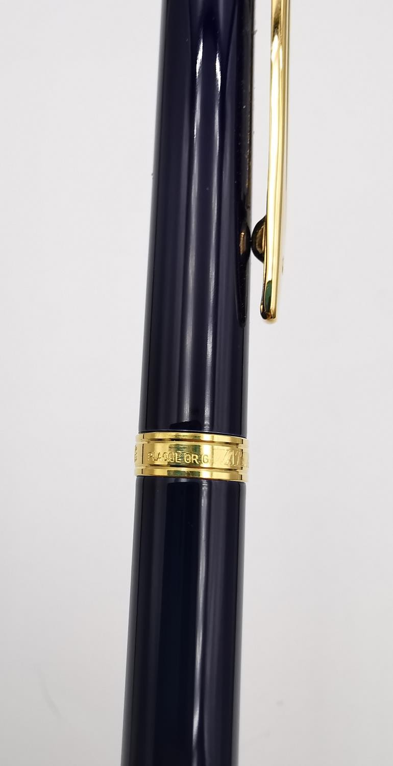 A collection of vintage ballpoint and fountain pens, including a suede cased set of royal blue - Image 11 of 21