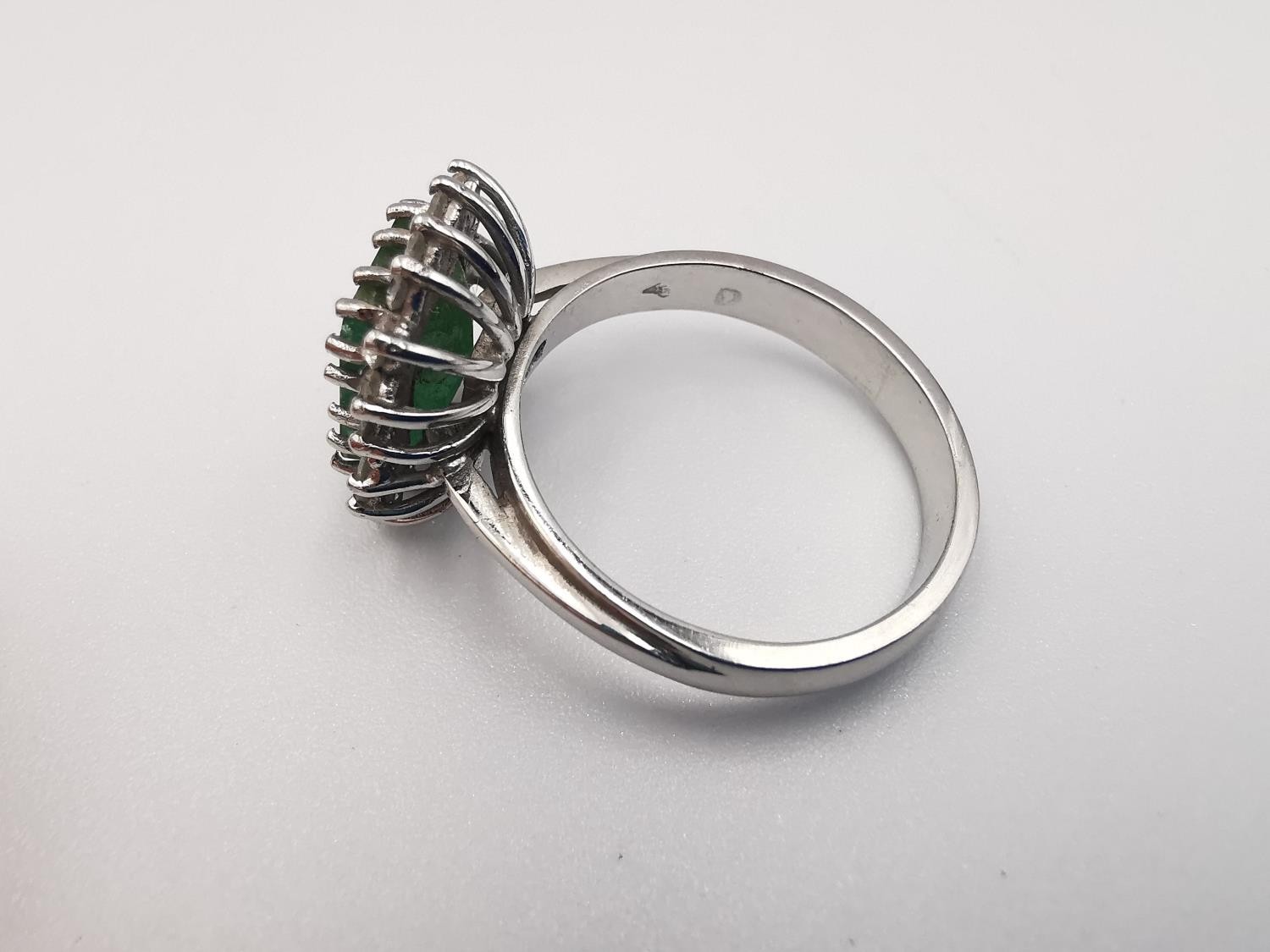 A 9ct white gold emerald and white stone (tested as not diamonds) contemporary cluster cocktail - Image 5 of 5