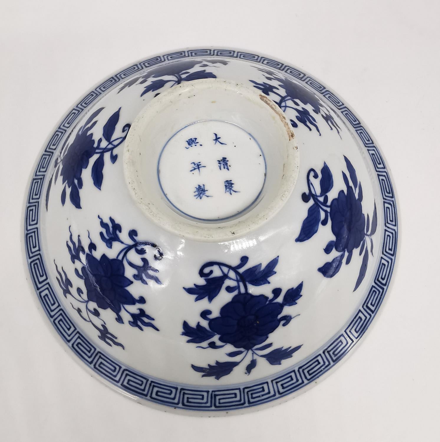 A Kangxi period Chinese blue and white footed stylised Lotus flower bowl. Around the rim a Greek key - Image 4 of 11