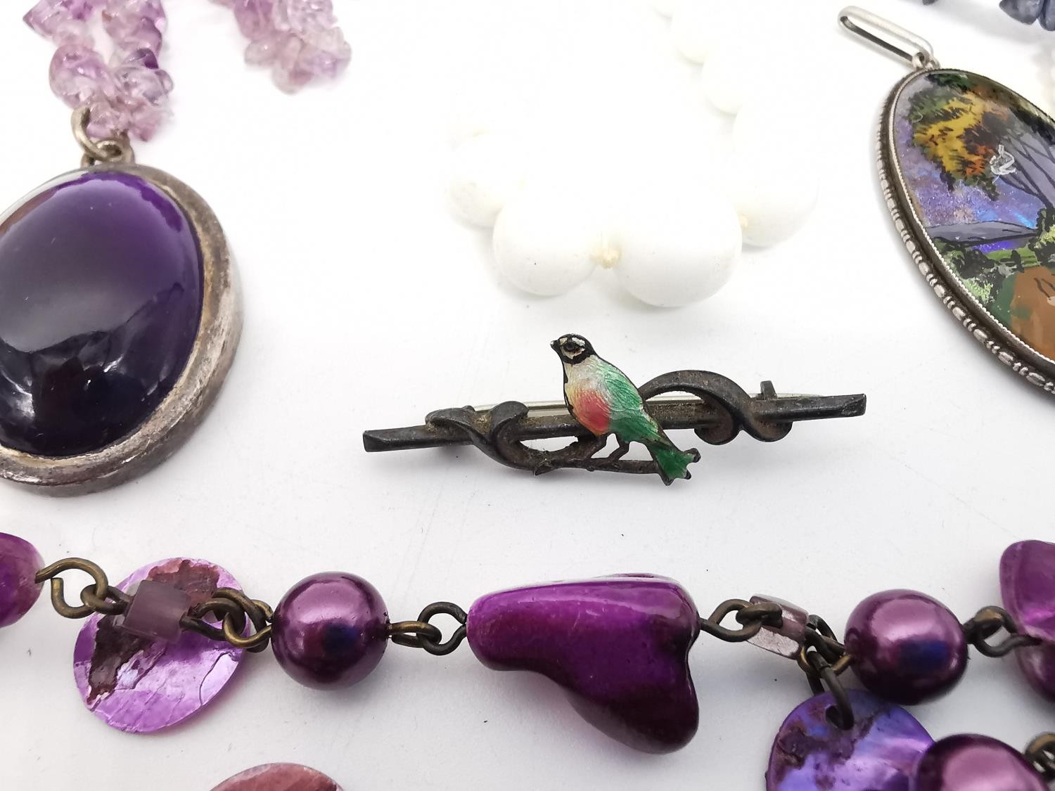 A collection of vintage jewellery, including an amethyst chips necklace with amethyst pendant, a - Image 5 of 11