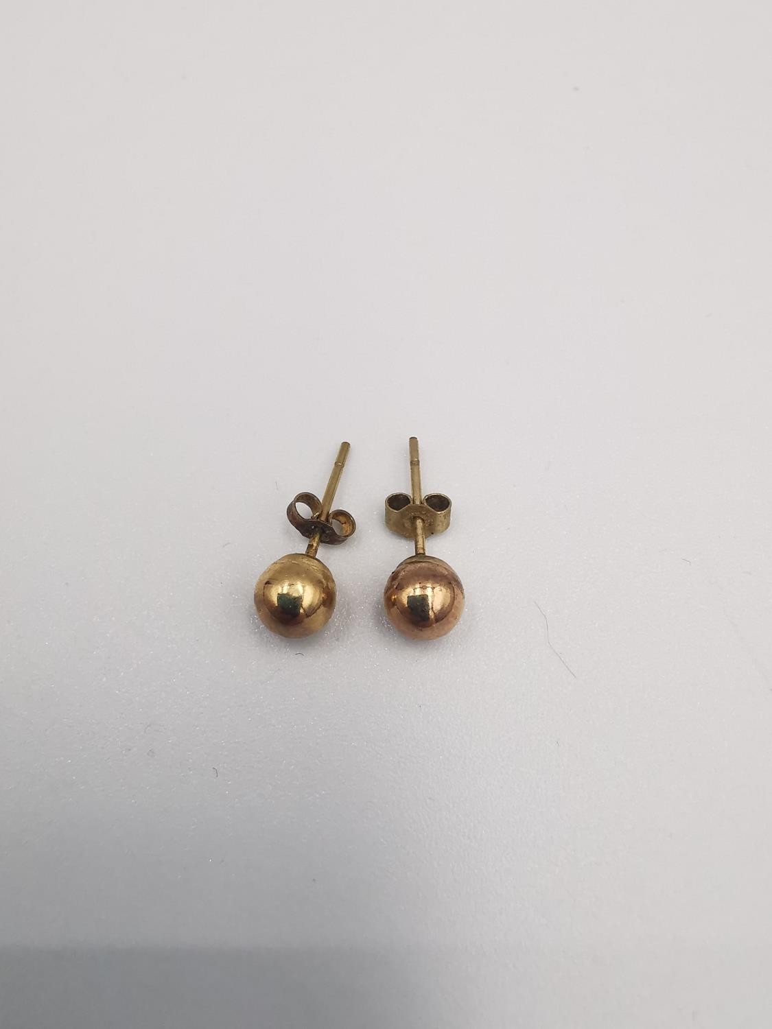 Four pairs of 9ct gold stud and drop earrings and one single ball earring, two boxed. Two pairs of - Image 9 of 10