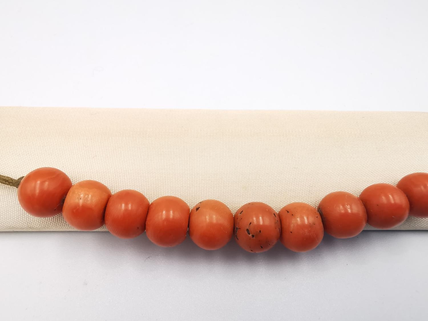 An orange velvet cased 1930s carved coral Bakelite floral design Kanzashi hair pin and string of - Image 12 of 12