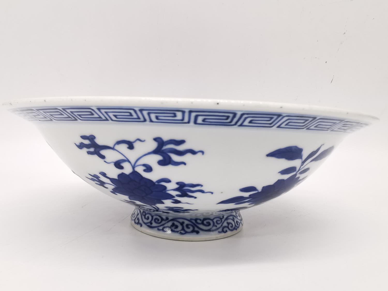 A Kangxi period Chinese blue and white footed stylised Lotus flower bowl. Around the rim a Greek key - Image 9 of 11