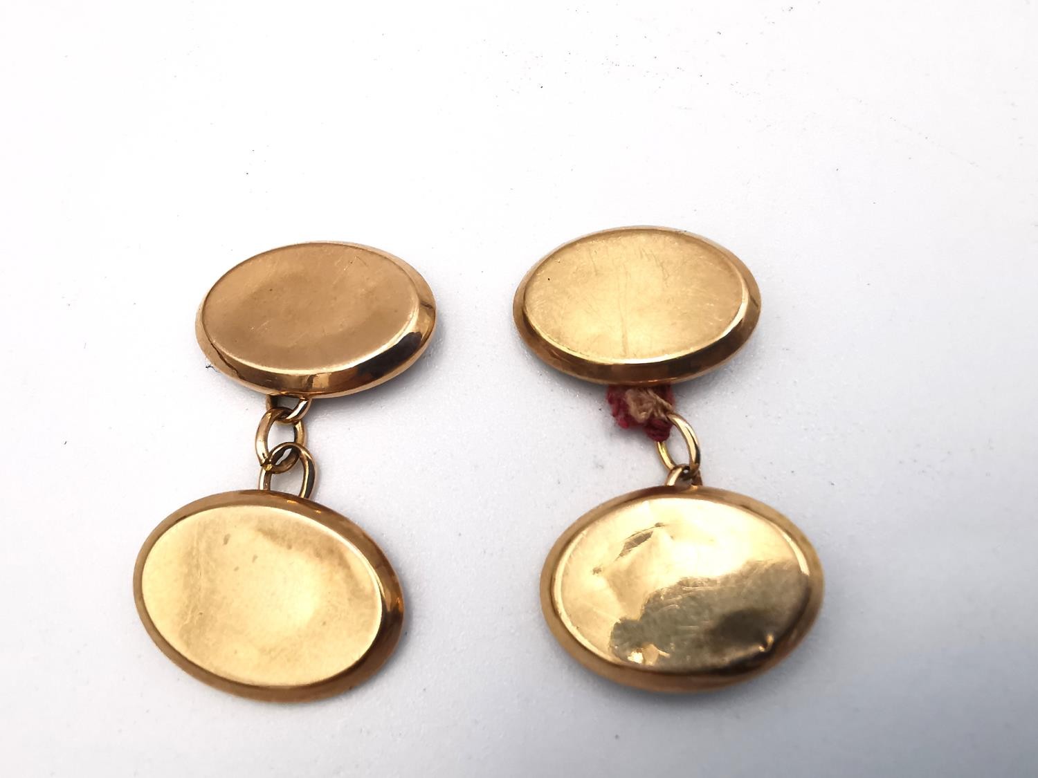 A leather cased set of 9ct gold chain link oval cufflinks. Hallmarked: J & R Griffin, 375,9. - Image 2 of 4