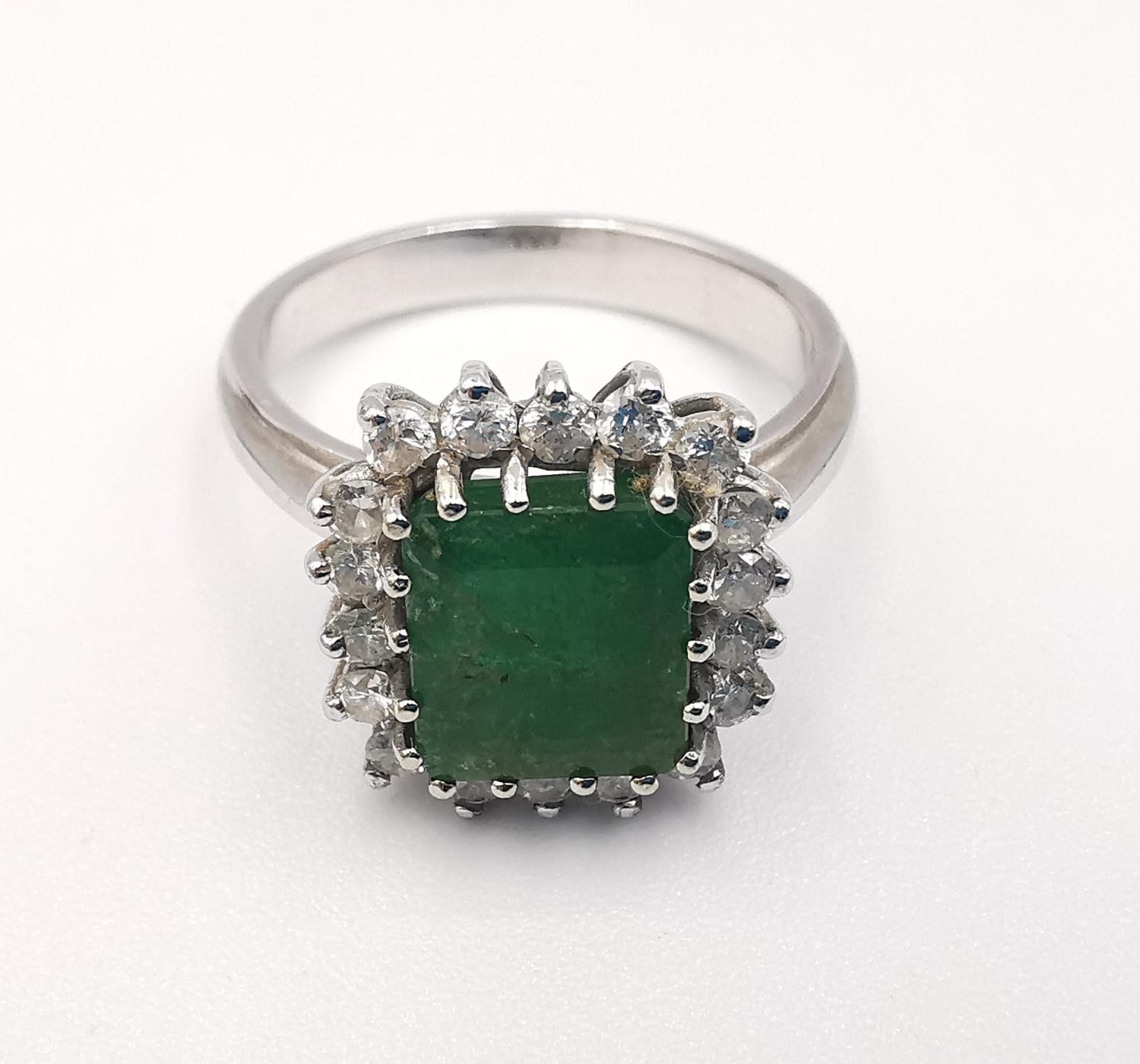 A 9ct white gold emerald and white stone (tested as not diamonds) contemporary cluster cocktail - Image 3 of 5