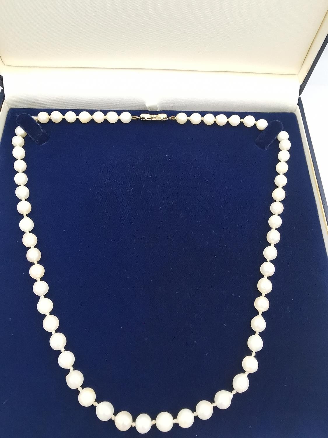 Two knotted white cultured pearl necklaces. One necklace with a 9ct bow shaped hook and push - Image 2 of 10