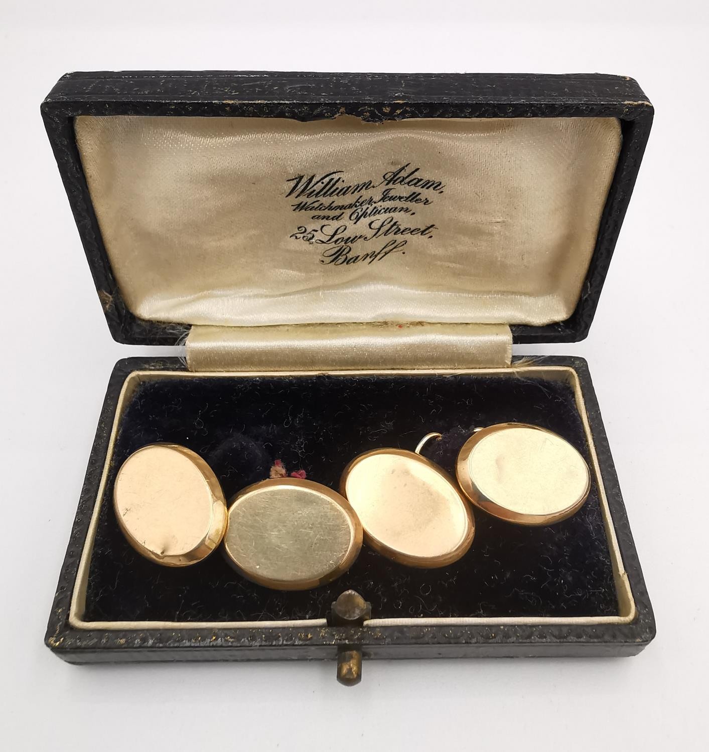 A leather cased set of 9ct gold chain link oval cufflinks. Hallmarked: J & R Griffin, 375,9.