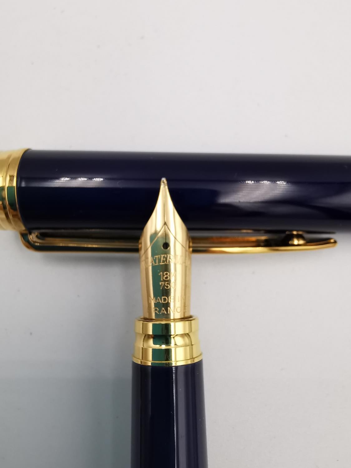 A collection of vintage ballpoint and fountain pens, including a suede cased set of royal blue - Image 9 of 21