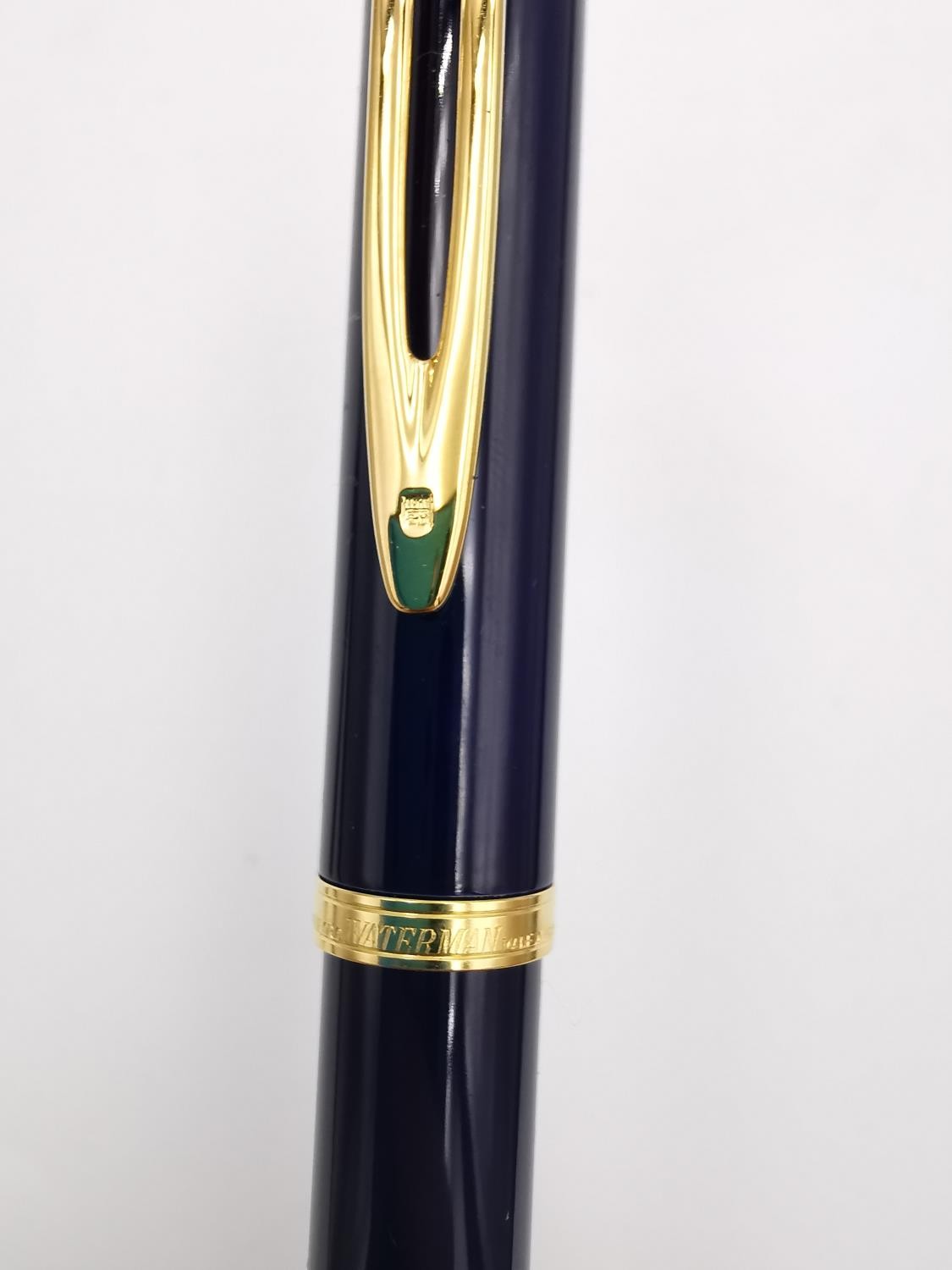 A collection of vintage ballpoint and fountain pens, including a suede cased set of royal blue - Image 10 of 21