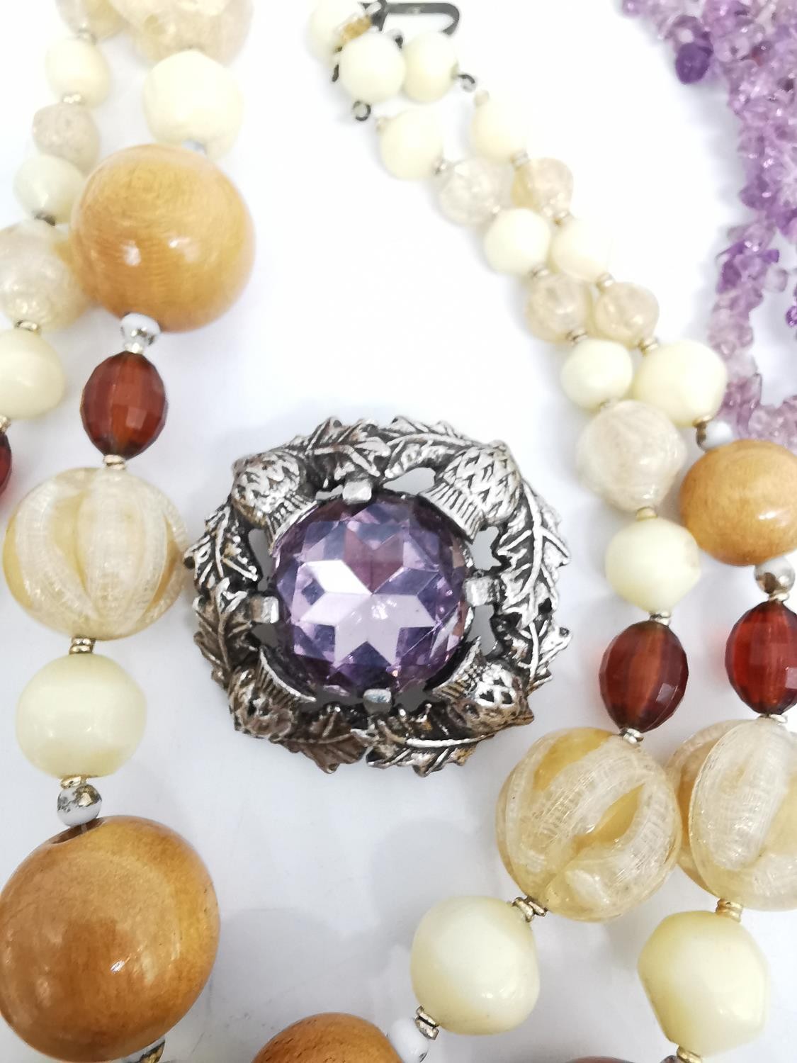 A collection of vintage jewellery, including an amethyst chips necklace with amethyst pendant, a - Image 10 of 11