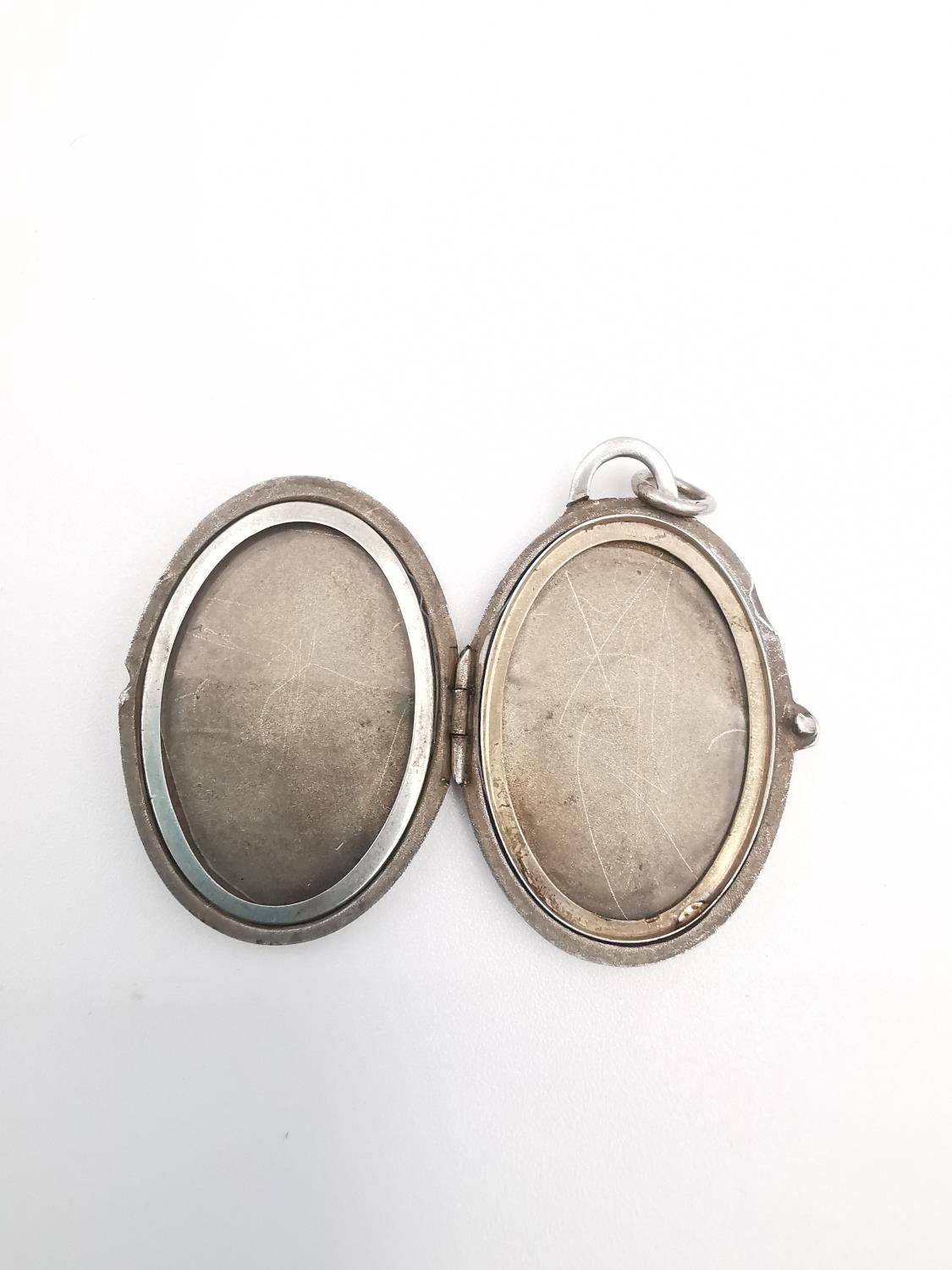 A heavy sterling silver oval locket with stylised scrolling foliate design with cross hatch design - Image 6 of 8
