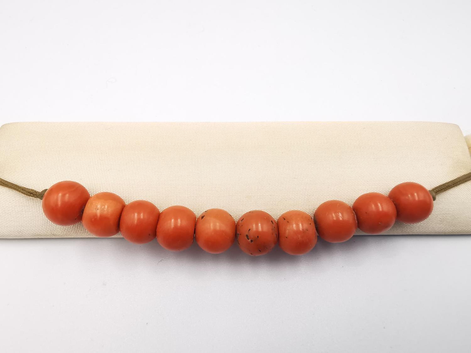 An orange velvet cased 1930s carved coral Bakelite floral design Kanzashi hair pin and string of - Image 11 of 12