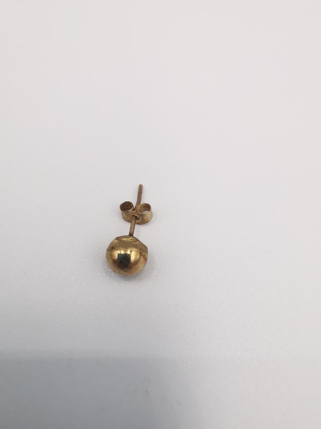 Four pairs of 9ct gold stud and drop earrings and one single ball earring, two boxed. Two pairs of - Image 10 of 10