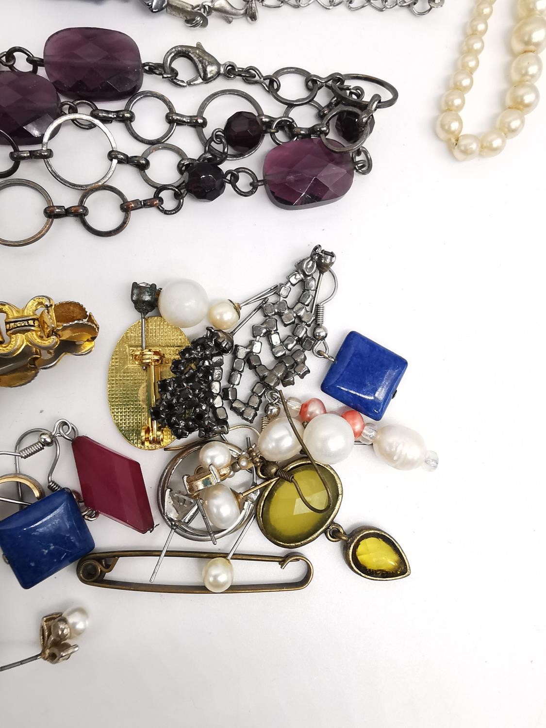 A collection of vintage jewellery, including an amethyst chips necklace with amethyst pendant, a - Image 11 of 11