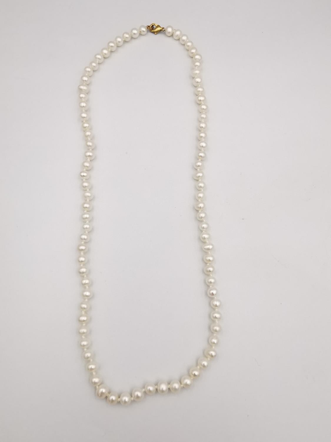 Two knotted white cultured pearl necklaces. One necklace with a 9ct bow shaped hook and push - Image 8 of 10