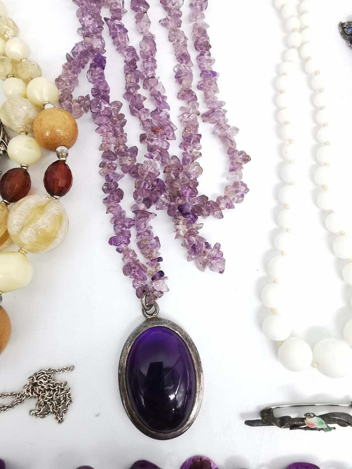 A collection of vintage jewellery, including an amethyst chips necklace with amethyst pendant, a - Image 6 of 11