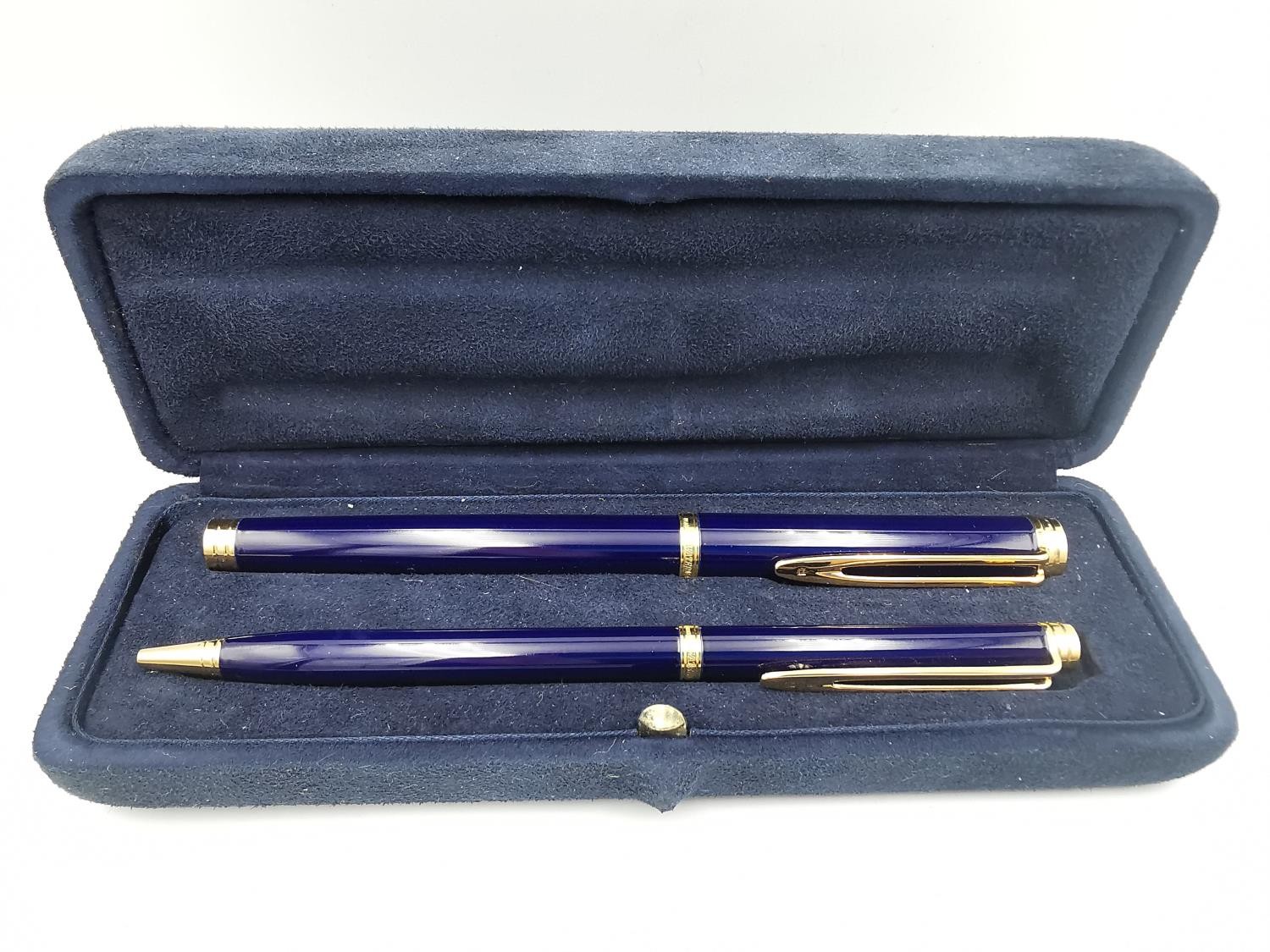 A collection of vintage ballpoint and fountain pens, including a suede cased set of royal blue - Image 5 of 21