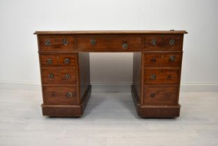 Pedestal desk. 19th century mahogany. In three parts. H.77 W.125 D.67 cm.