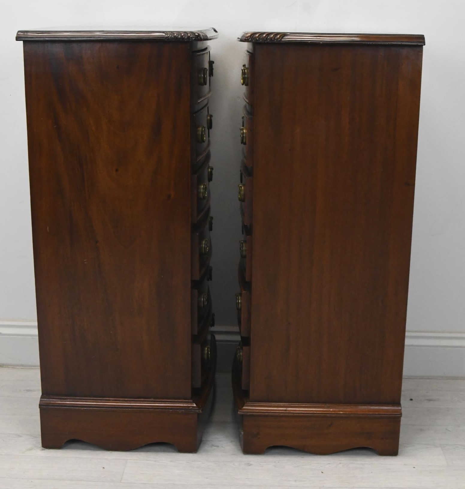 Chests of drawers, a pair, Georgian style mahogany. H.90 W.47 D.36 - Image 2 of 4